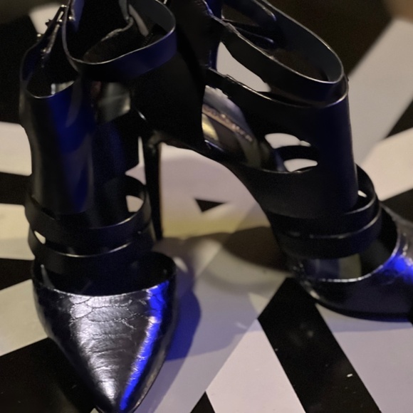 BCBGeneration Snakeskin Pointed Heels- Strappy Zipper Back Pumps 8.5 Black/Blue - Picture 3 of 15